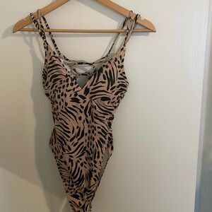 Small one-piece swimsuit. 🤎🖤